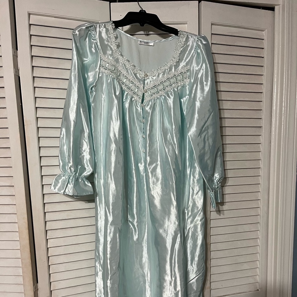 SELLING FUNDAMENTALS NIGHTGOWN SIZE PETITE LONG SLEEVE COLOR LIGHT BLUE USED